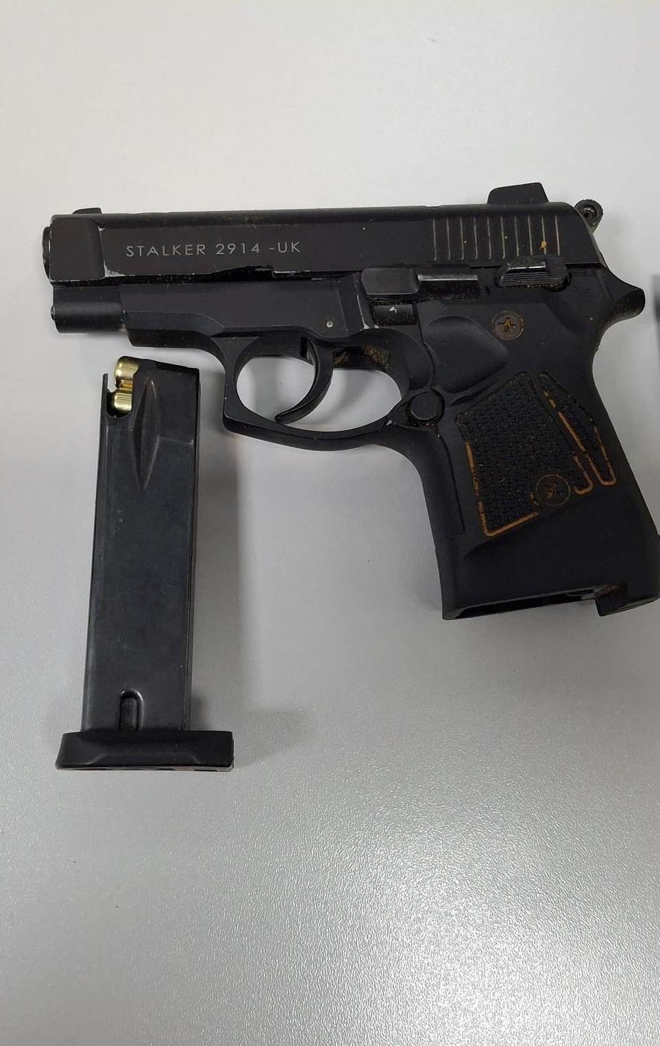 Tentativă de transportare ilicită a unei arme, depistată de funcționarii vamali la Sculeni 1 pistol